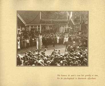 222742 Afbeelding van de aankomst van koningin Wilhelmina en haar gevolg bij de Jaarbeurs te Utrecht.